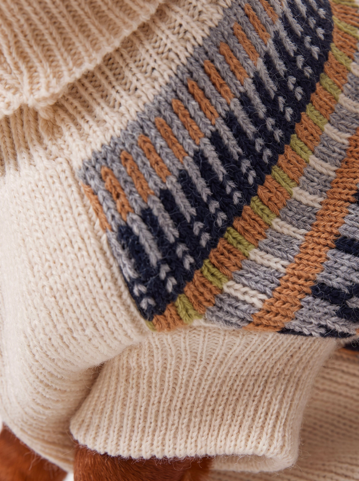 Chalet Blanc dog sweater, close-up of the Nordic yoke in navy, grey, camel and olive - Malpetit