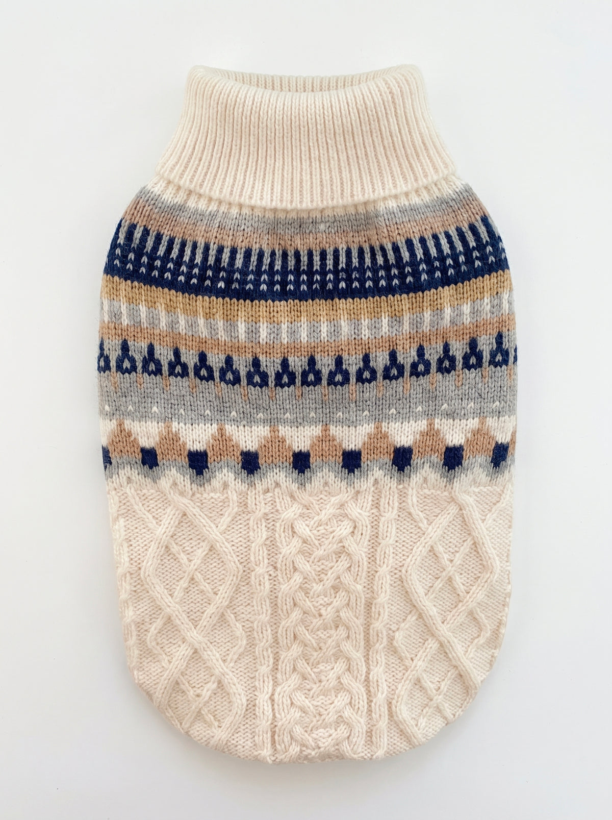 Chalet Blanc dog sweater, back view with Nordic yoke and cable knit - Malpetit