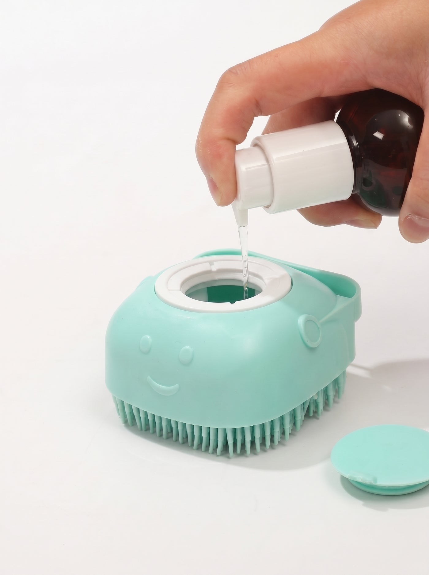 Silicone bath brush shampoo dispenser refill close-up – Malpetit