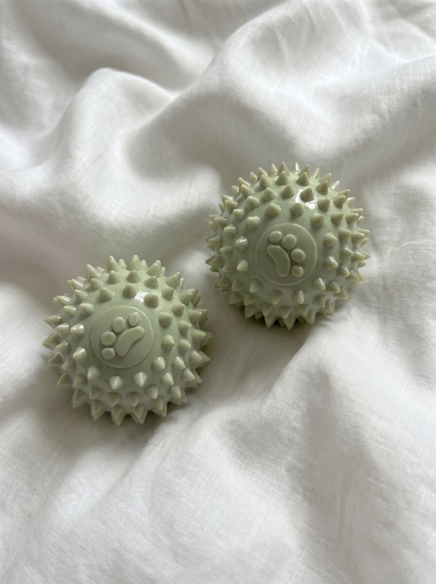 Green spiky dental balls on linen lifestyle – Malpetit