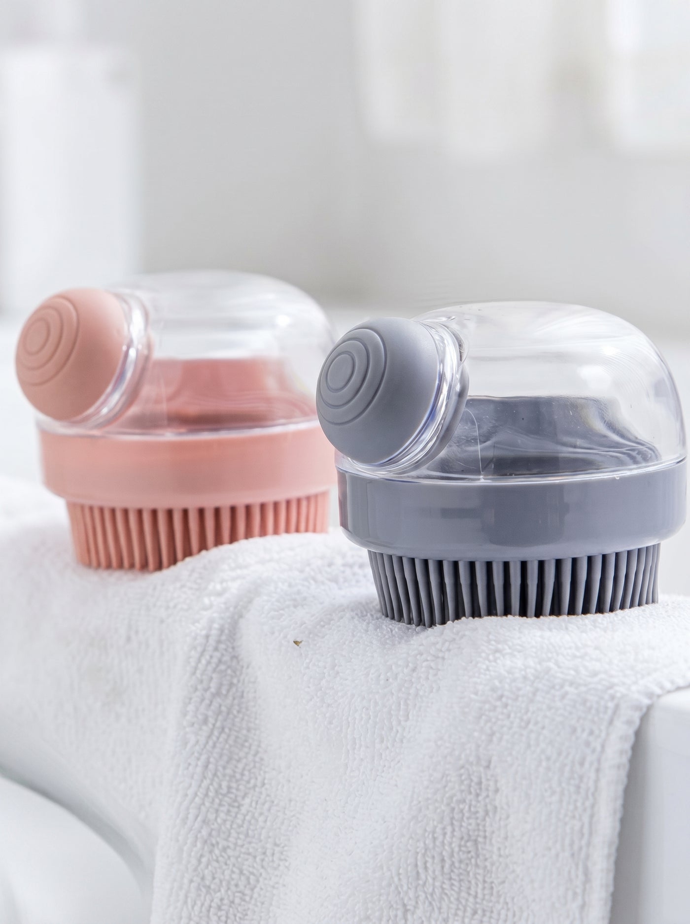 Pink and grey silicone bath brushes with shampoo dispenser – Malpetit