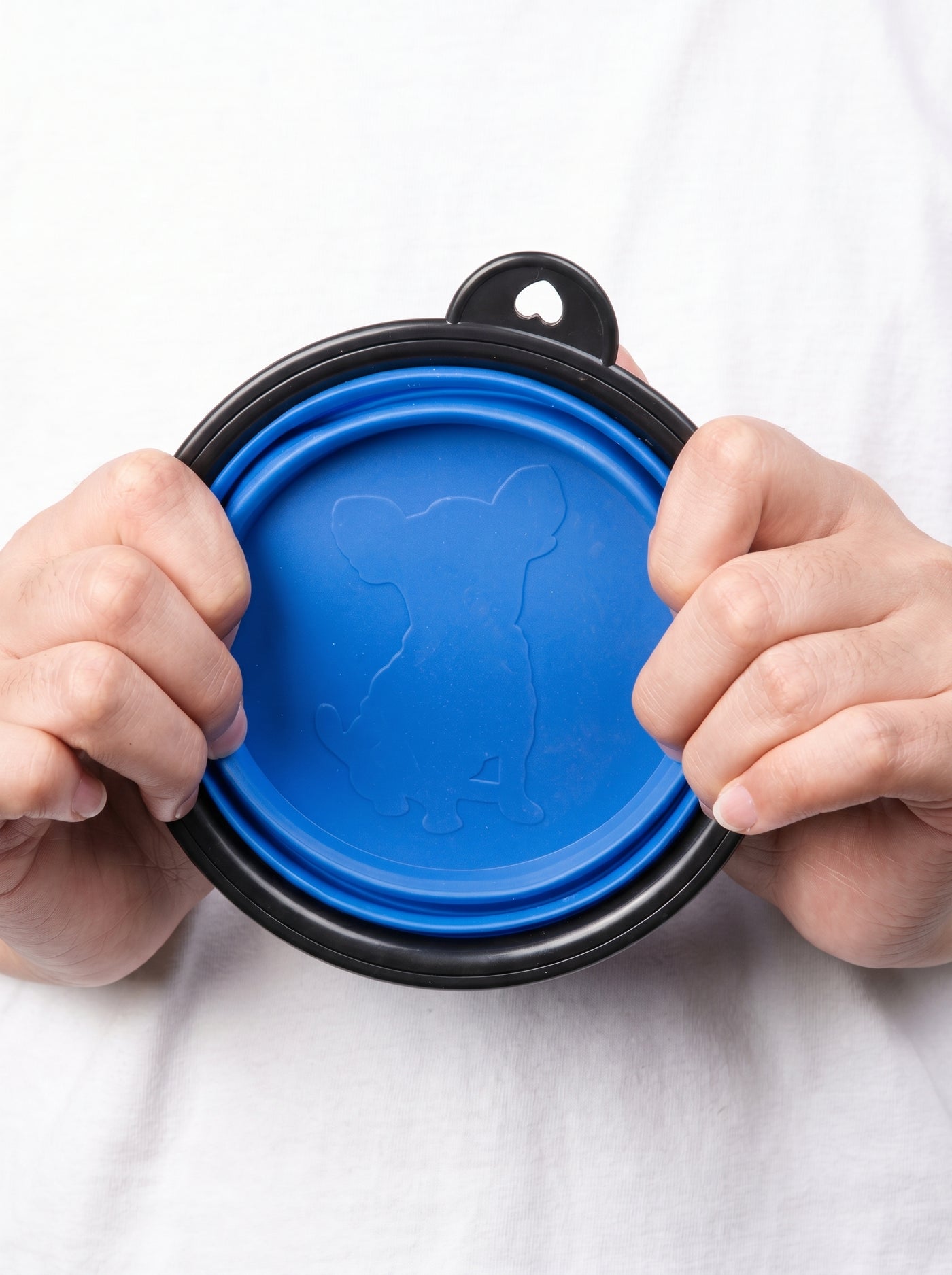 Hands holding folded blue foldable bowl with dog silhouette – Malpetit