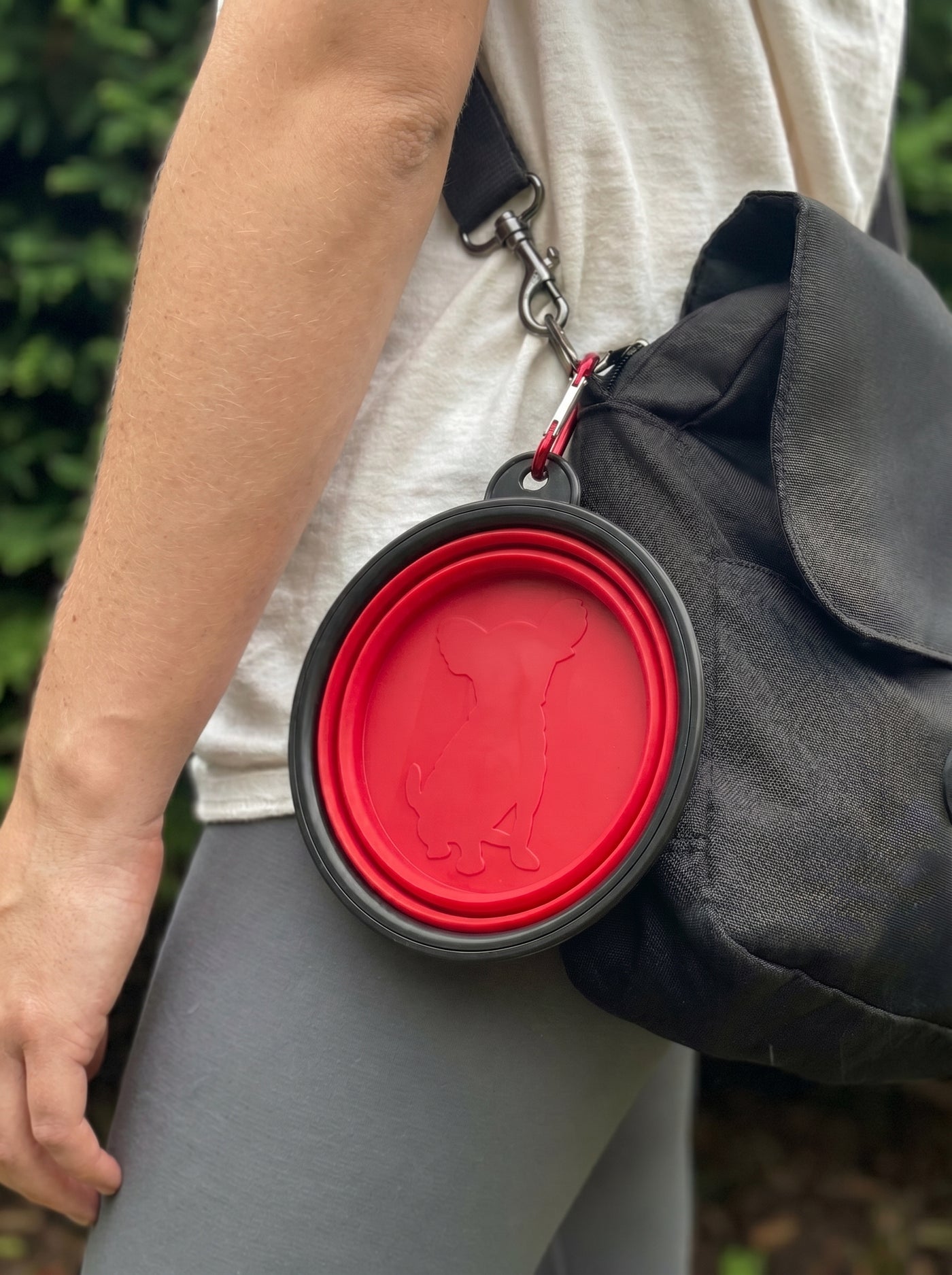 Red foldable travel bowl clipped to bag with carabiner – Malpetit