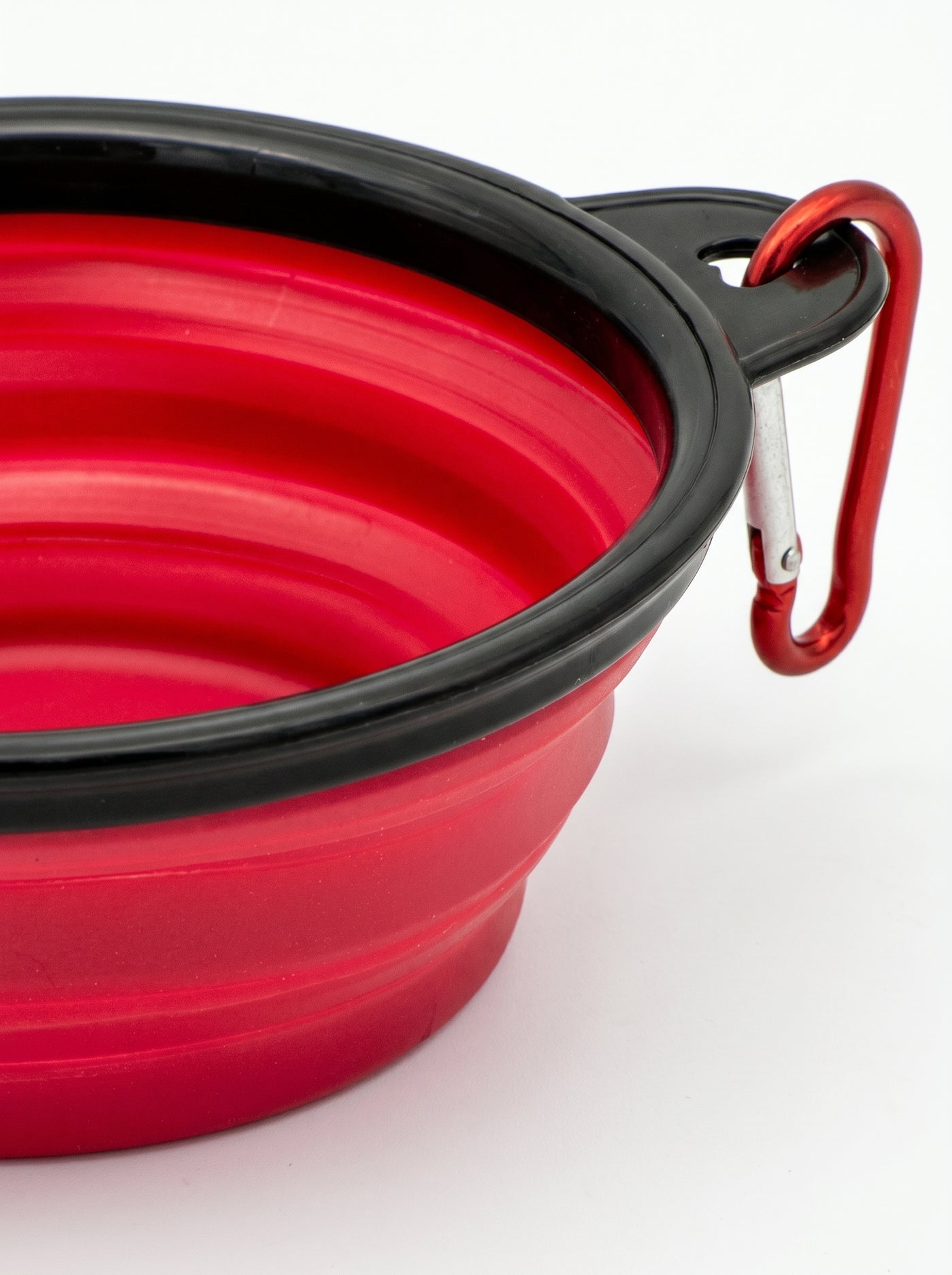Red foldable travel bowl carabiner clip close-up – Malpetit