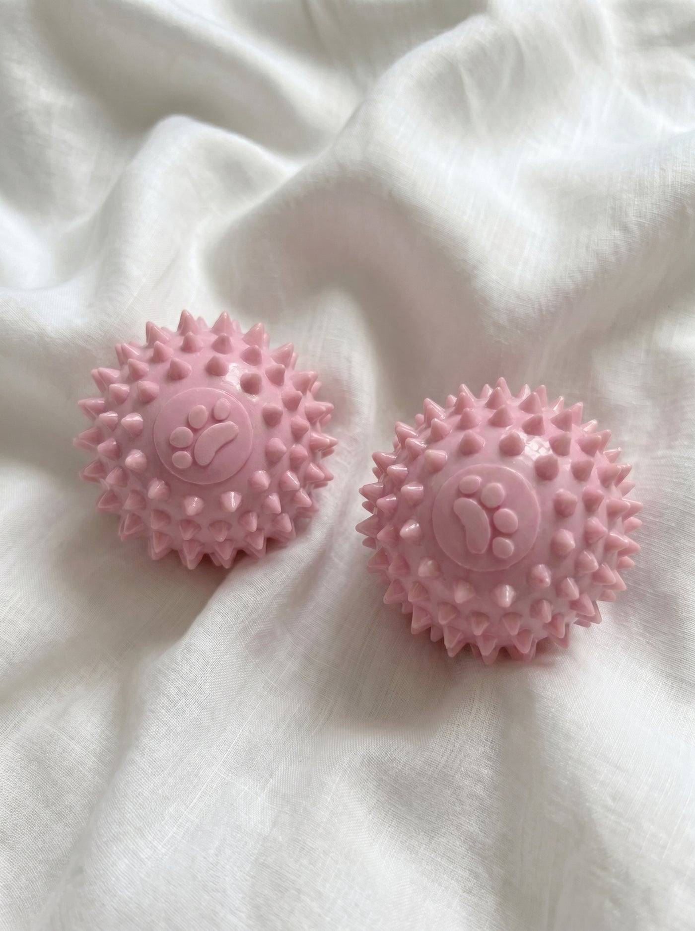 Pink spiky dental balls on linen lifestyle – Malpetit