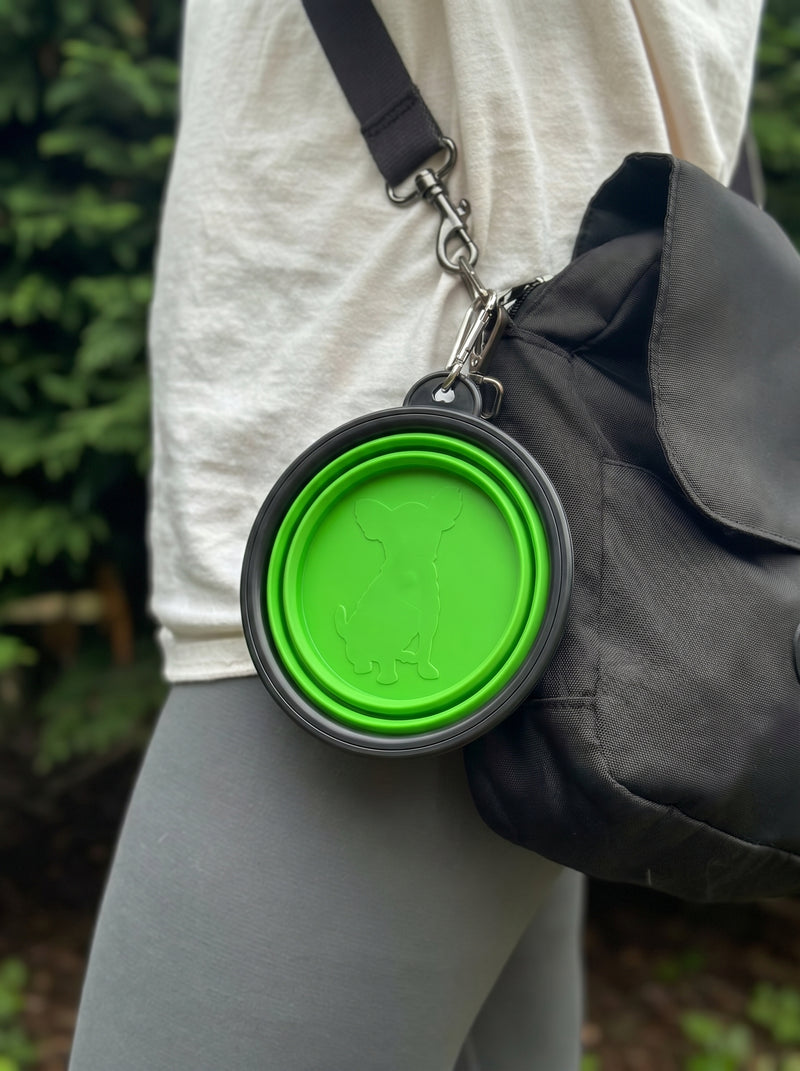 Green foldable travel bowl clipped to bag with carabiner – Malpetit